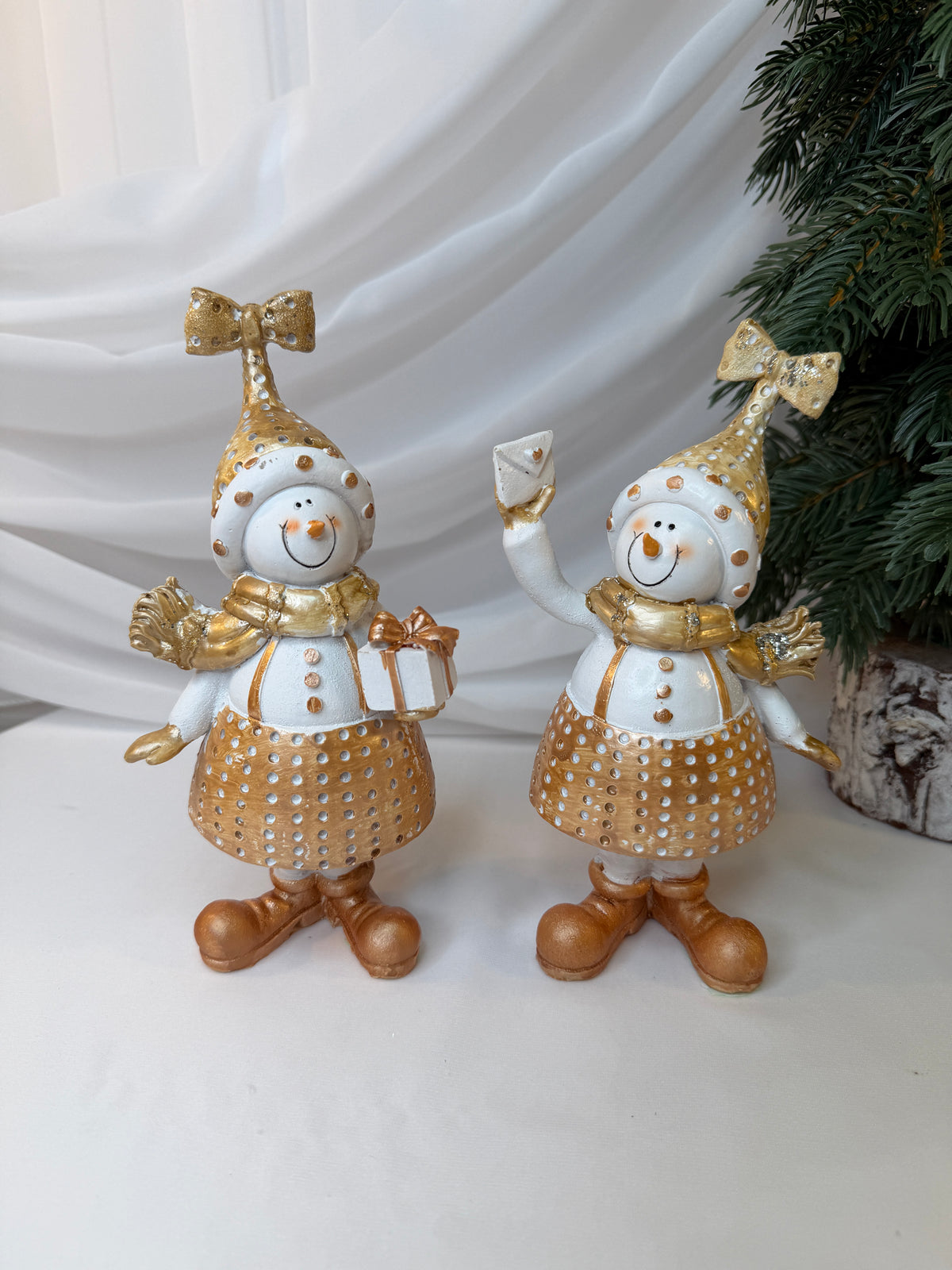 Copii Decorativi De Craciun Oameni de Zăpadă cu Fes Auriu, din Rășină – Set 2