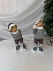 Copii Decorativi de Crăciun din Rășină, cu Bulgări de Zăpadă, 16–19 cm – Set 2 Bucăți