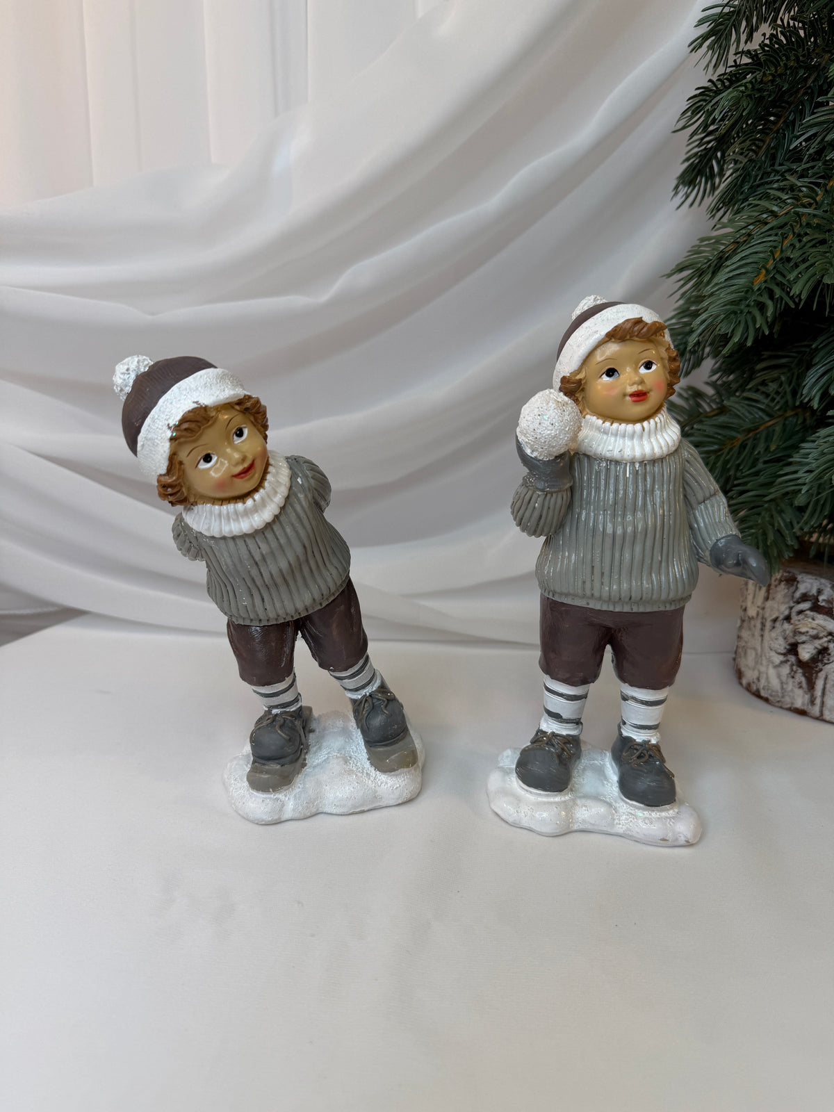 Copii Decorativi de Crăciun din Rășină, cu Bulgări de Zăpadă, 16–19 cm – Set 2 Bucăți