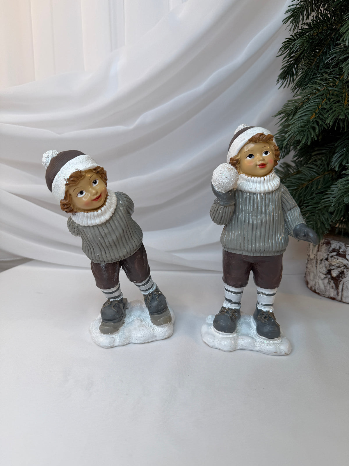 Copii Decorativi de Crăciun din Rășină, cu Bulgări de Zăpadă, 16–19 cm – Set 2 Bucăți
