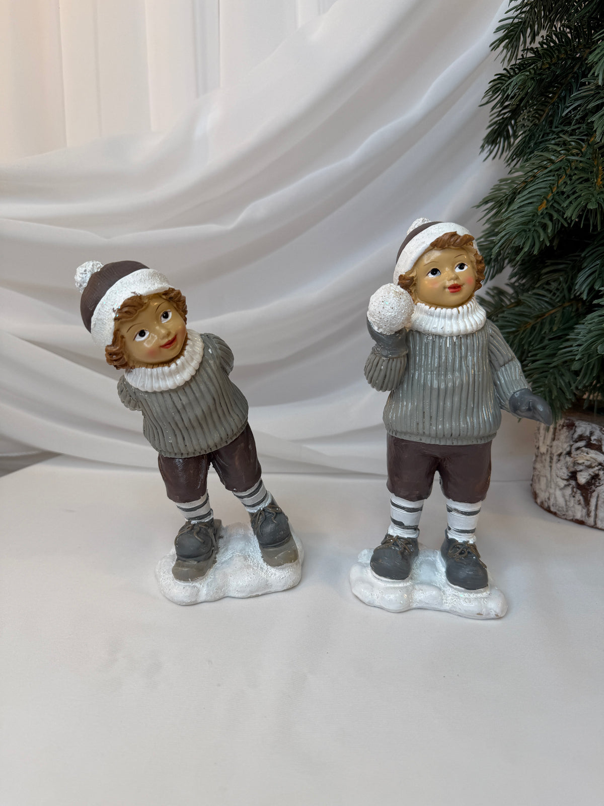 Copii Decorativi de Crăciun din Rășină, cu Bulgări de Zăpadă, 16–19 cm – Set 2 Bucăți