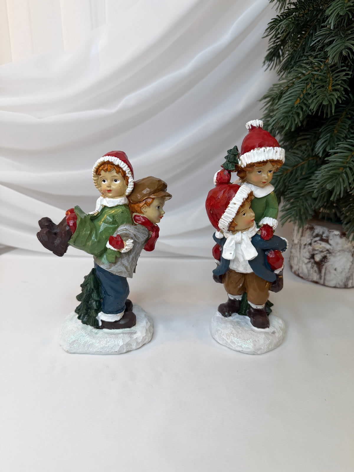 Copii Decorativi de Crăciun din Rășină, Model Copii la Joacă, 18 cm – Set 2 Bucăți