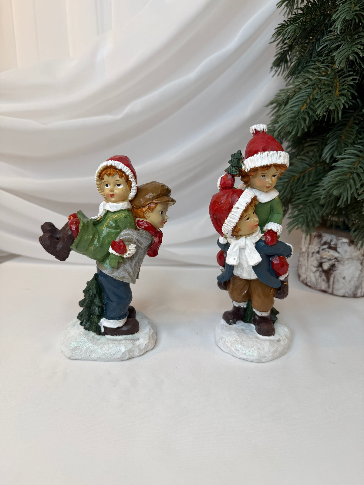 Copii Decorativi de Crăciun din Rășină, Model Copii la Joacă, 18 cm – Set 2 Bucăți