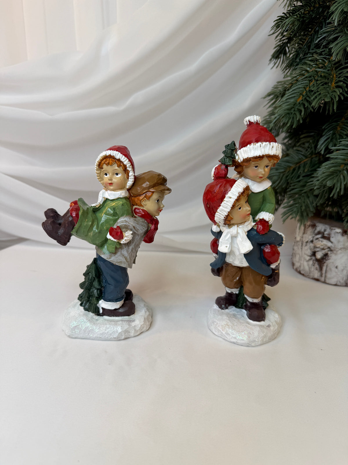 Copii Decorativi de Crăciun din Rășină, Model Copii la Joacă, 18 cm – Set 2 Bucăți