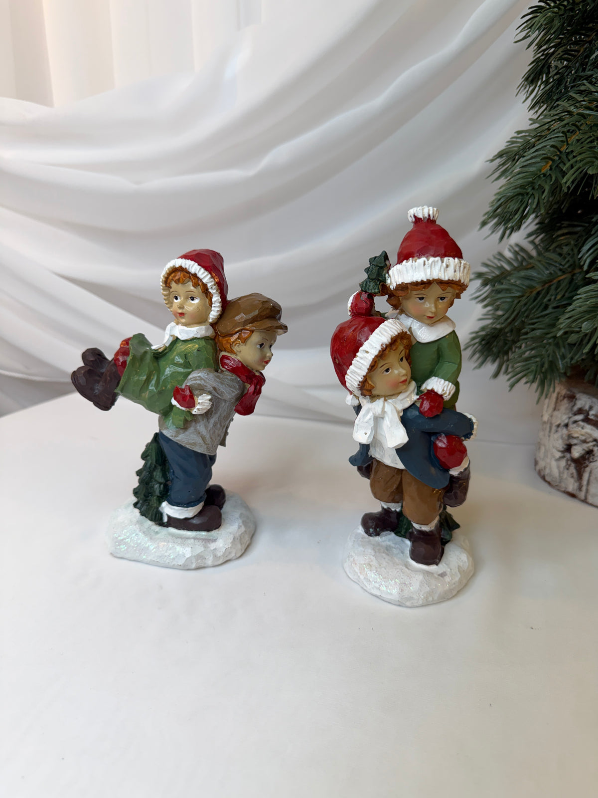 Copii Decorativi de Crăciun din Rășină, Model Copii la Joacă, 18 cm – Set 2 Bucăți