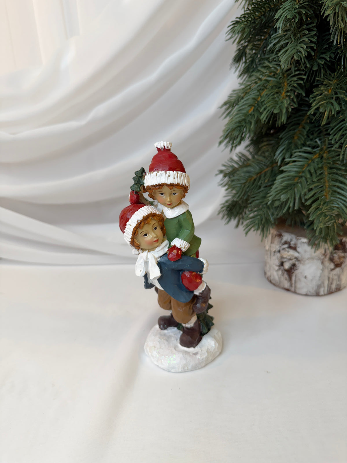 Copii Decorativi de Crăciun din Rășină, Model Copii la Joacă, 18 cm – Set 2 Bucăți