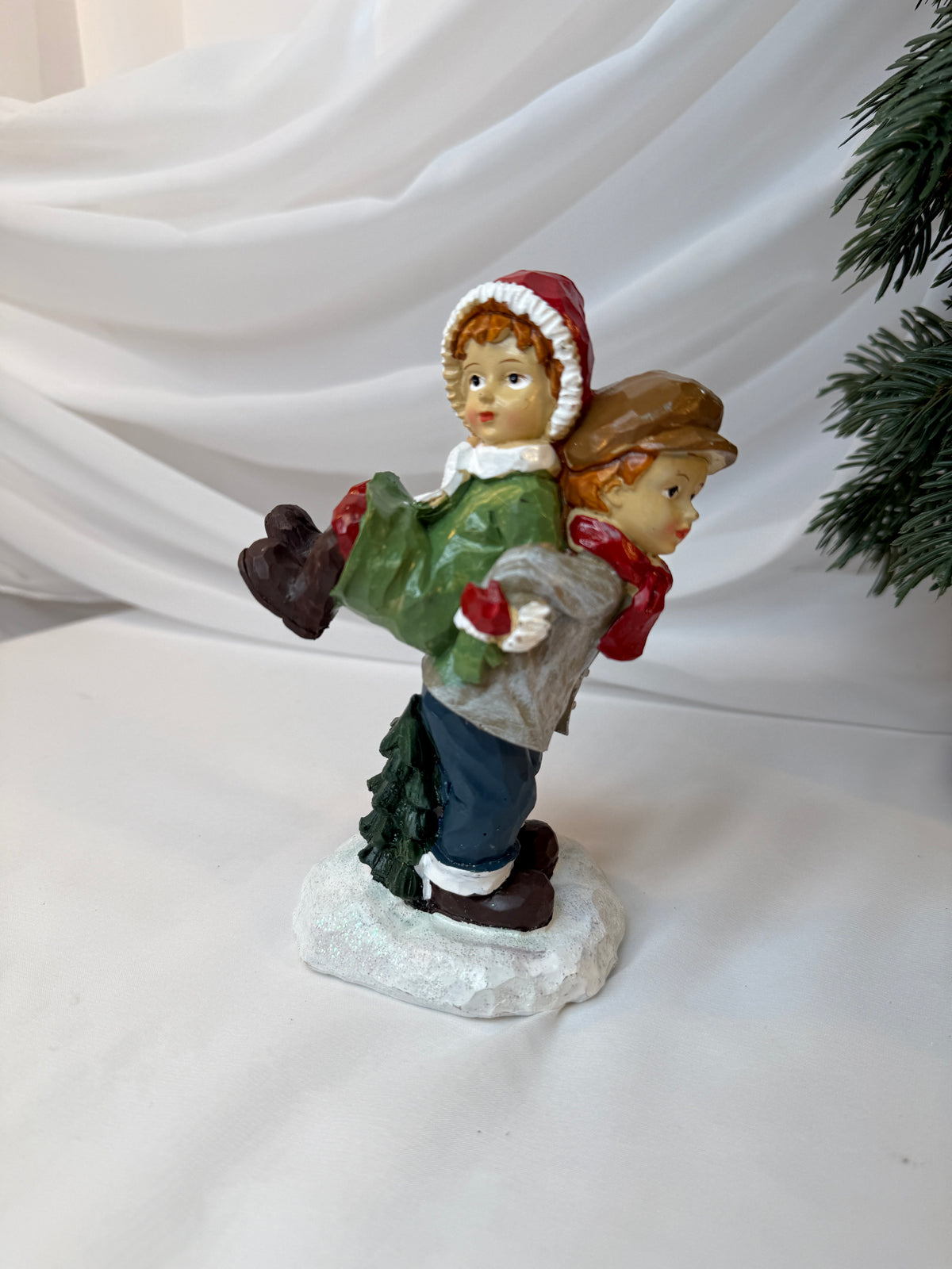 Copii Decorativi de Crăciun din Rășină, Model Copii la Joacă, 18 cm – Set 2 Bucăți