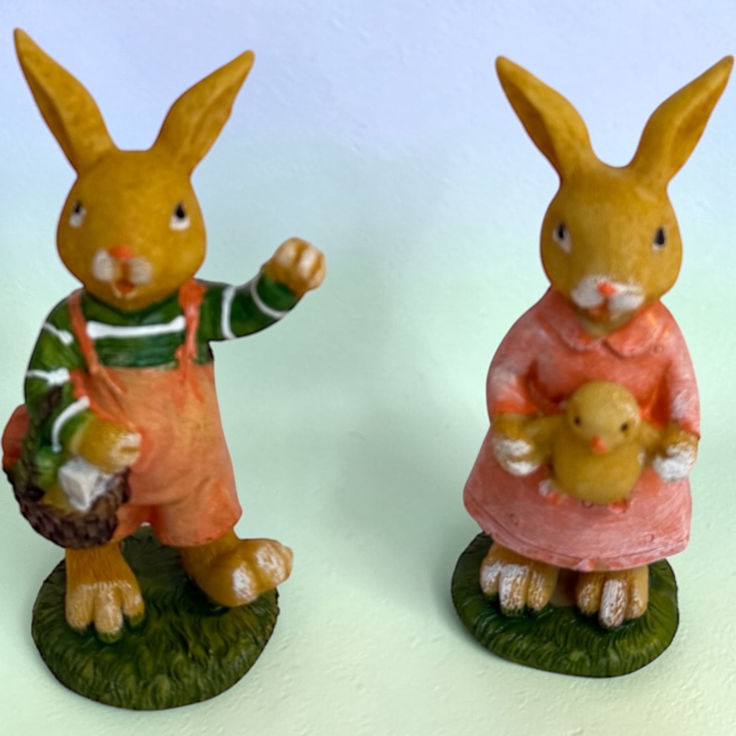 Decoratiune Paste Iepuri Cu Cos si Pui Rasina 2/set